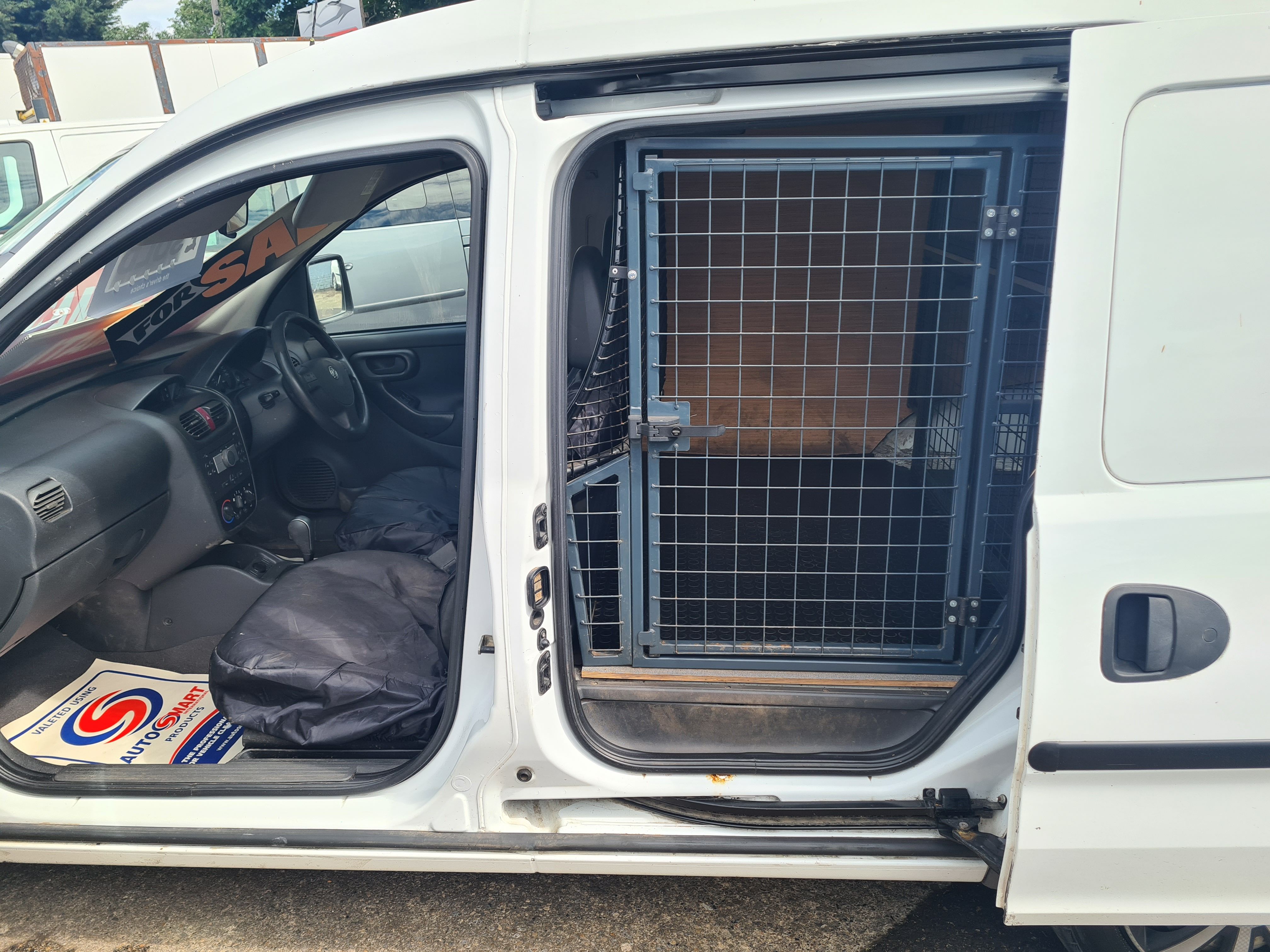 2010 VAUXHALL COMBO 1.3 CDTI AUTO DOG VAN - Image 4
